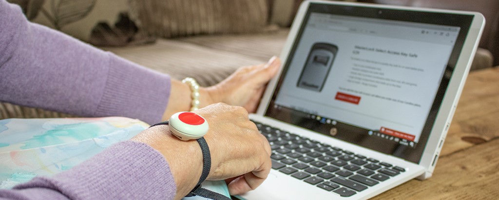 Elderly lady on her laptop looking at the Careline website