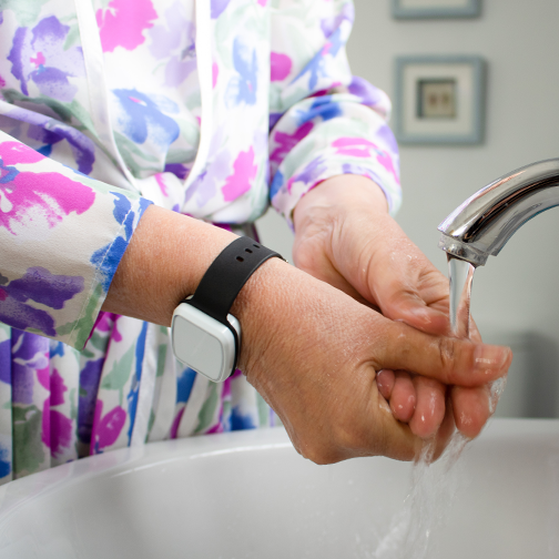 Elderly lady wearing her Careline fall detector pendant alarm